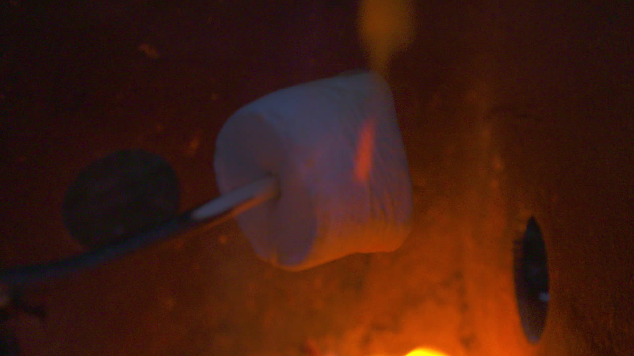 클로즈업, 열린 불꽃 위에 마시멜로 구이