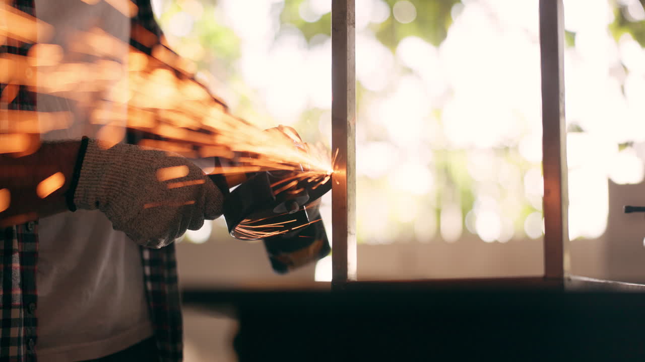 손, 가공기 및 금속 도구를 가진 사람