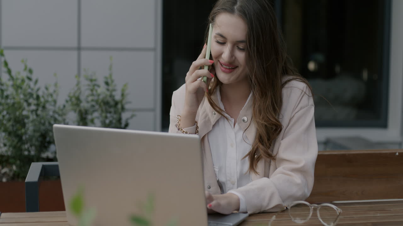 mujer que trabaja al aire libre