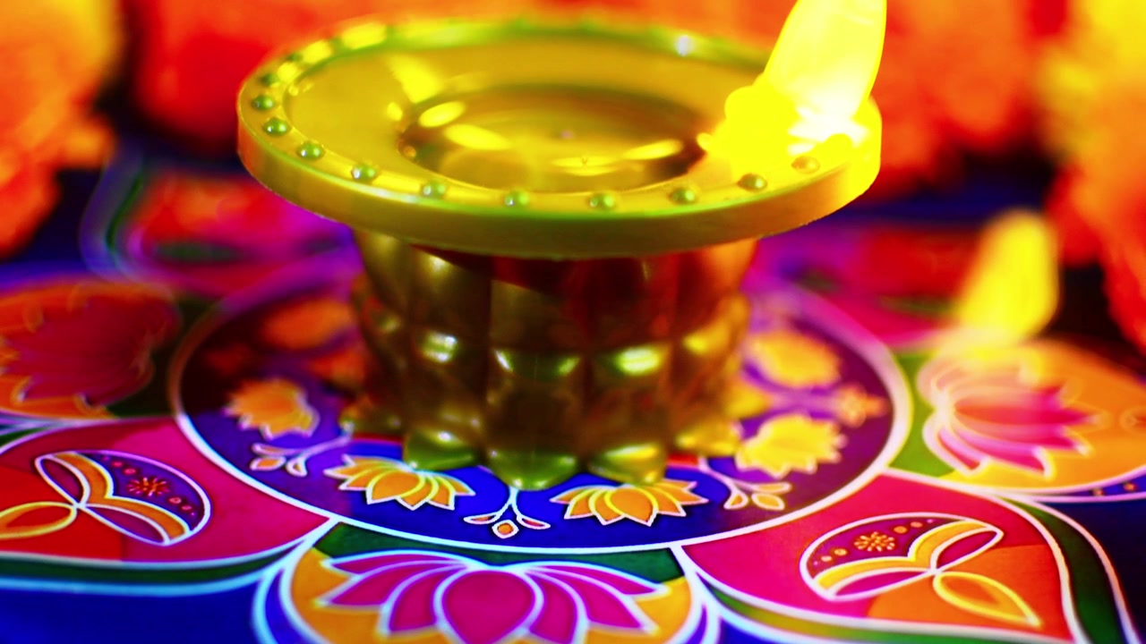 Colorata lampada diya Diwali con fiori di calendula