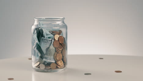 dinero, ahorros y un frasco de vidrio para el presupuesto