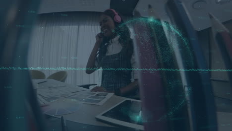 globo de red de conexiones contra mujer afroamericana escuchando música