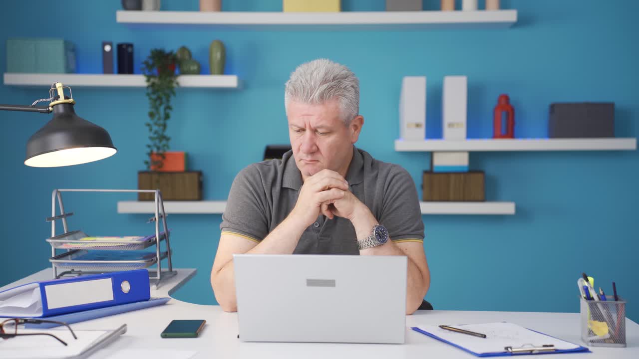 trabajador de oficina en casa hombre confundido y pensativo.