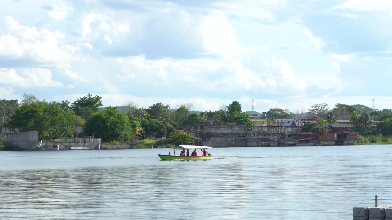 과테말라의 플로레스 호수에서 항해하는 보트