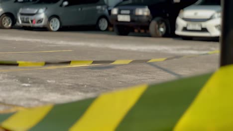 cinta de advertencia amarilla instalada en el estacionamiento