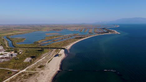 Langsamer-Abstieg-Aus-Der-Luft-über-Einen-Wunderschönen-Strand-Mit-Einer-Natürlichen-Lagune,-Die-Als-Fischfarmen-Genutzt-Wird