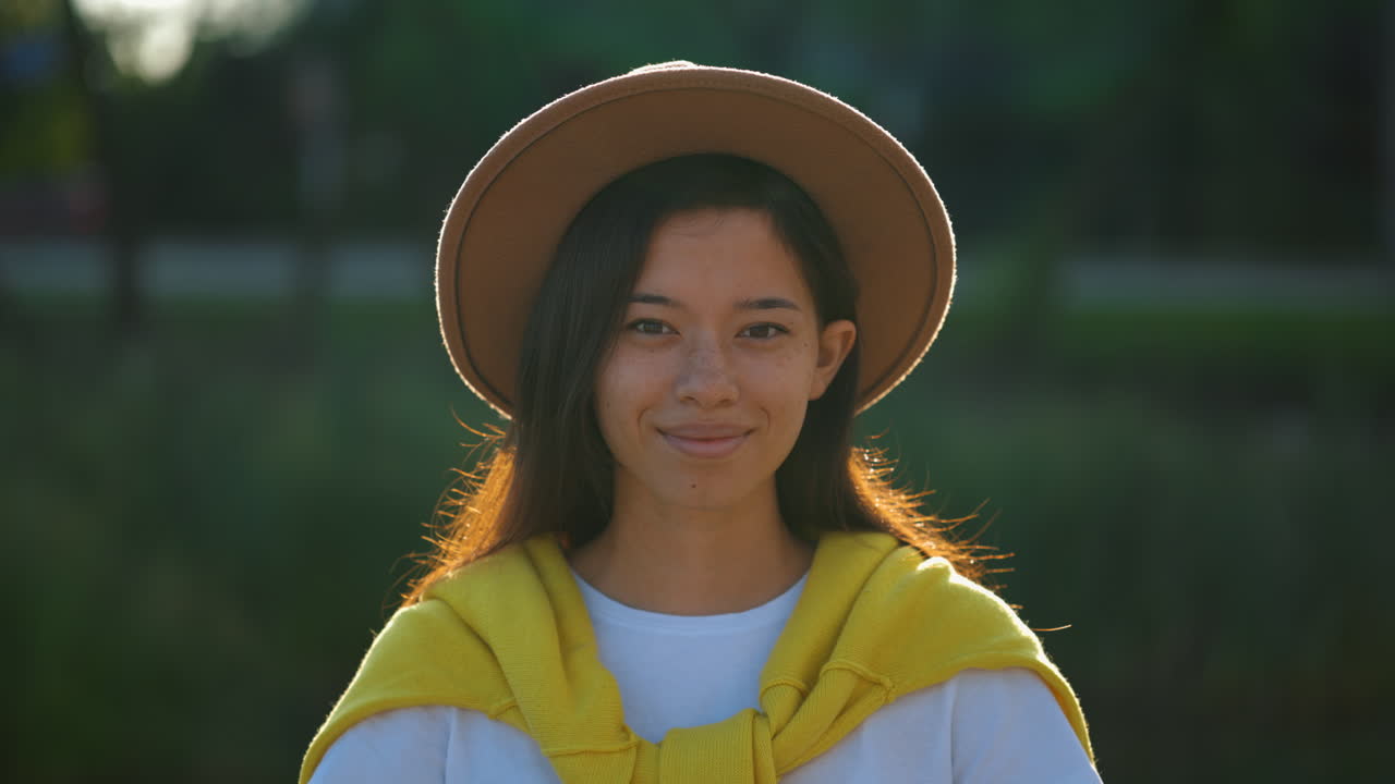 mujer joven en un parque