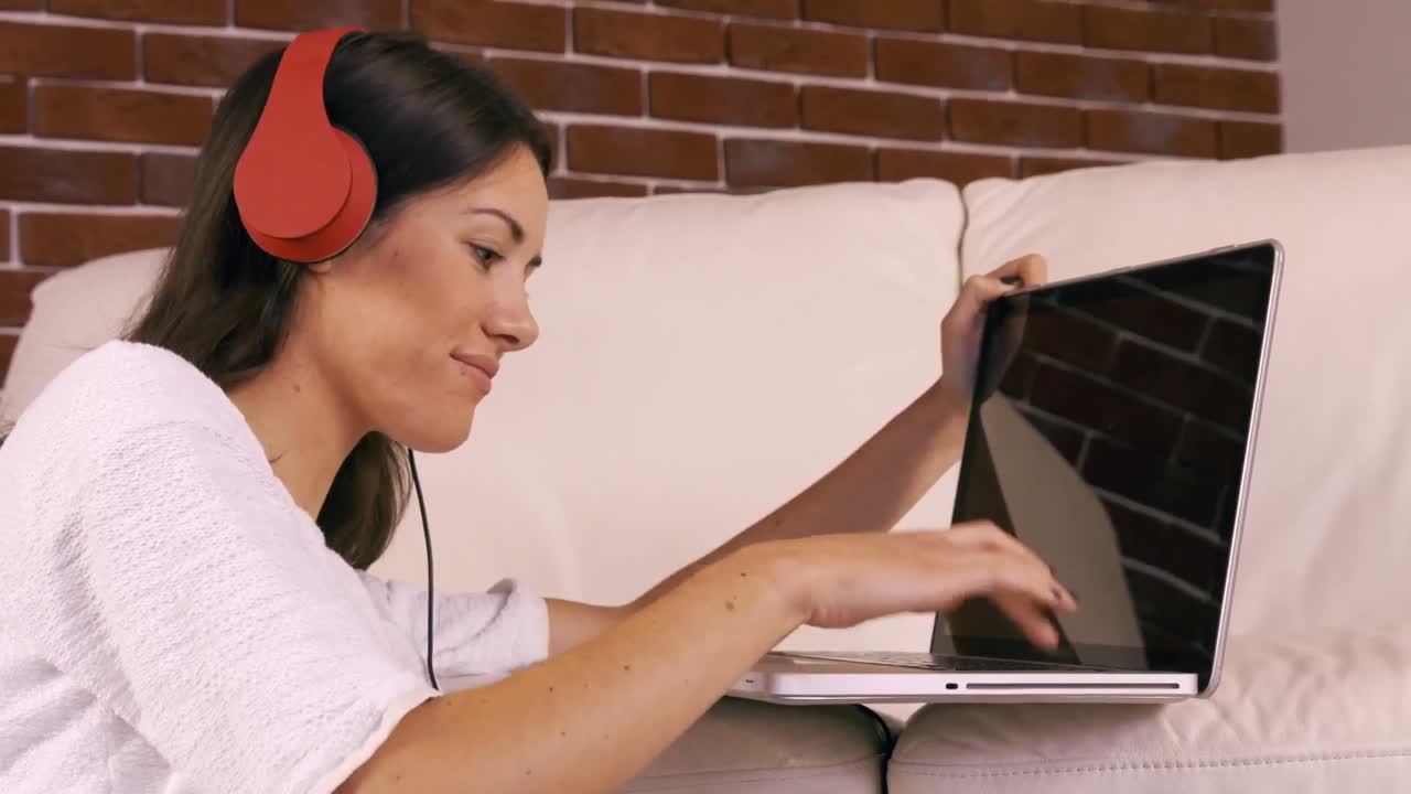 mujer sonriente usando computadora portátil
