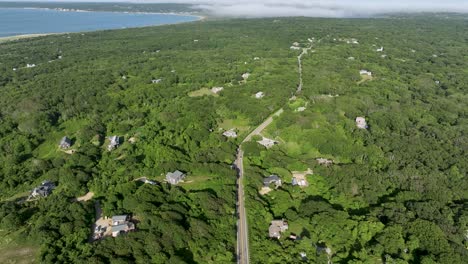 Toma-De-Drone-De-State-Rd-Pasando-Por-La-Isla-De-Martha&#39;s-Vineyard