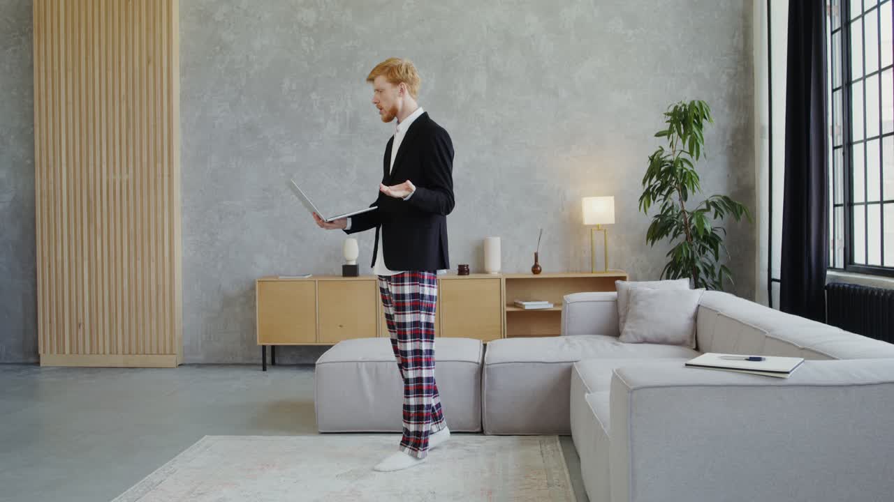 hombre en pijama haciendo una llamada de video