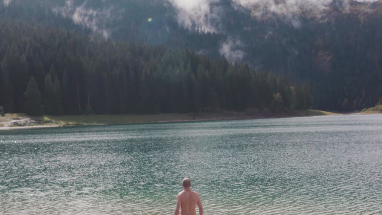 산책 하는 남자 와 함께 호수 풍경