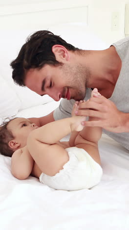 padre guapo jugando con su bebé