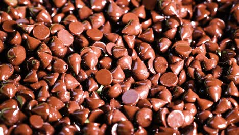 vista de cerca de las fichas de chocolate en movimiento