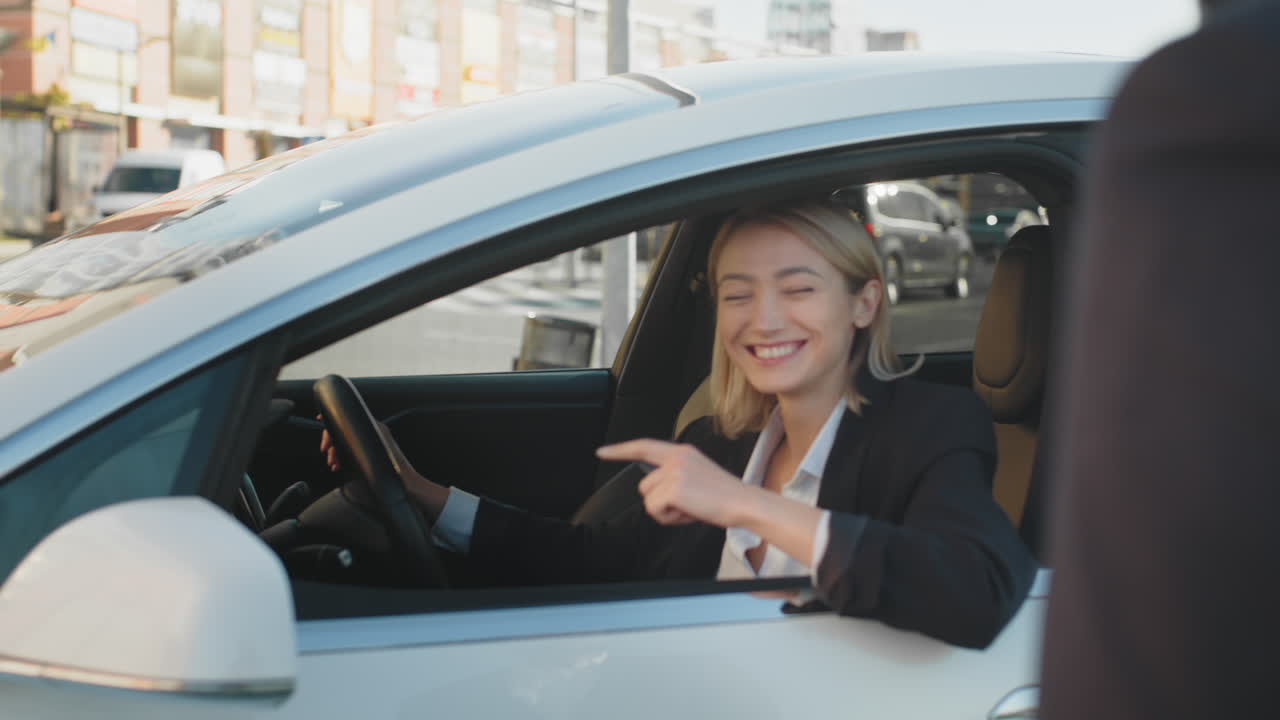 mujer recibiendo las llaves del coche