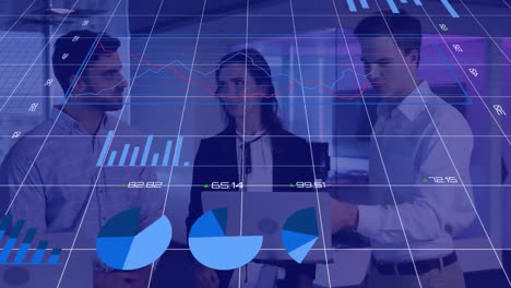 Animation-Sich-ändernder-Zahlen,-Mehrere-Diagramme-über-Verschiedene-Diskutierende-Und-Sich-Die-Hände-Schüttelnde-Kollegen