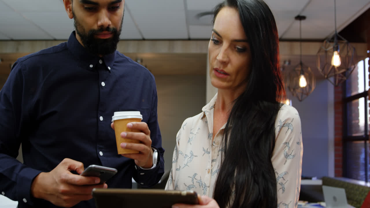 ejecutivos discutiendo sobre una tableta digital 4k