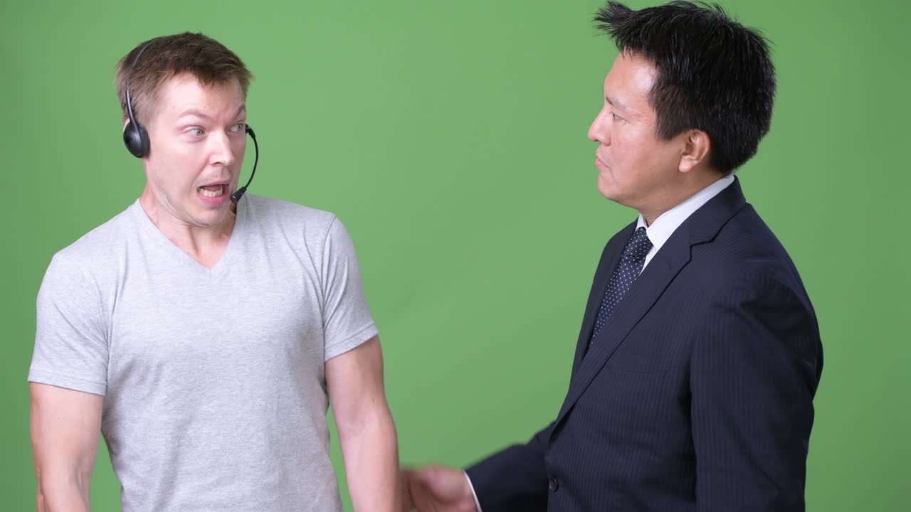 성숙한 일본인 사업가와 젊은 스칸디나비아인 노동자