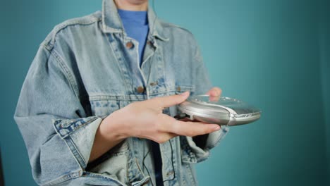 persona con un reproductor de cd de época