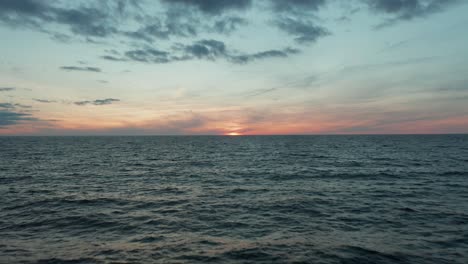 Puesta-De-Sol-Dorada-En-El-Mar-Báltico-Con-Nubes-Dramáticas