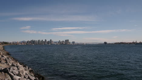 San-Diego-California-Skyline-Centro-Día-Con-Barcos-4k