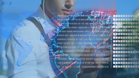 animación del procesamiento de datos y el mundo sobre el hombre biracial usando un teléfono inteligente