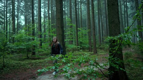 Toma-En-Cámara-Lenta-De-Una-Chica-Caminando-Pacíficamente-En-Un-Bosque-Salvaje-En-El-Corazón-De-La-Naturaleza-Verde