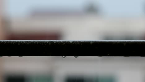 gotas de lluvia colgando