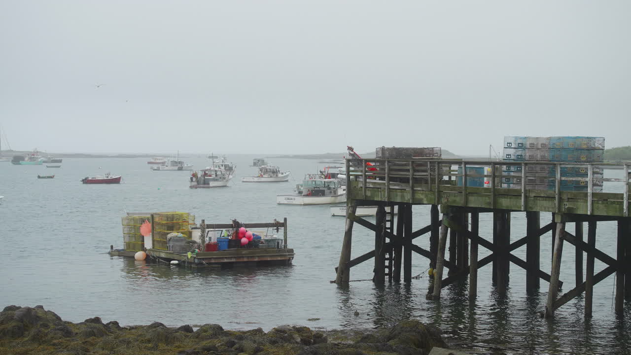niebla y neblina en el puerto deportivo con trampas para langostas y barcos de pesca en el muelle 4k 60p