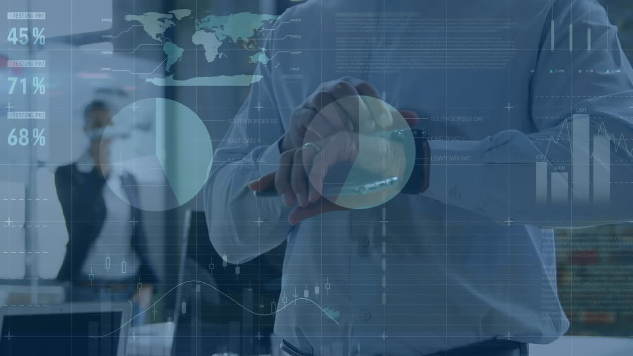 animación de la interfaz infográfica sobre la sección media del hombre que sostiene el teléfono móvil mirando el reloj inteligente