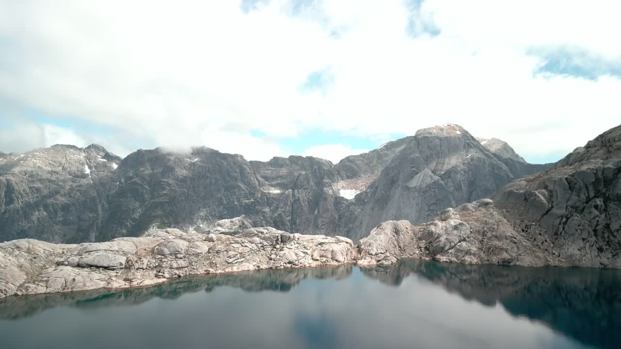 외딴 블루 라군을 통과하는 외딴 계곡으로 향하는 드론
