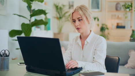 mujer de negocios trabajando en una computadora portátil