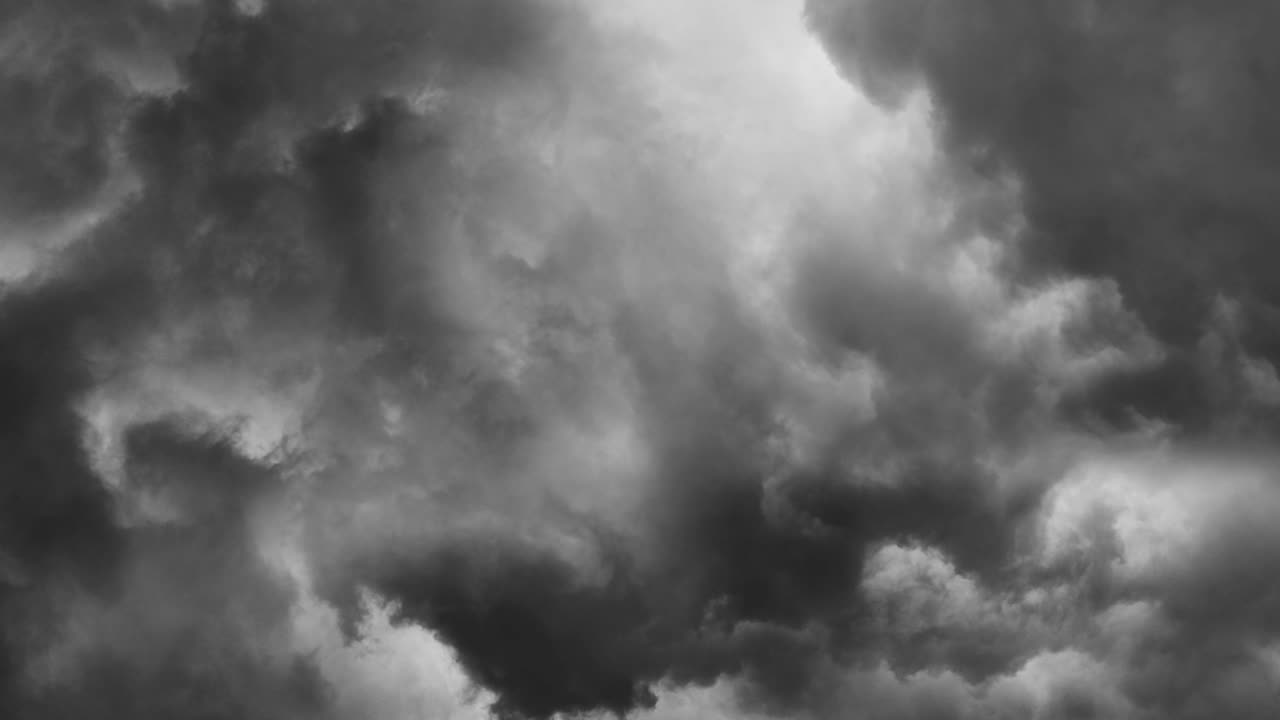 tormenta eléctrica relámpago en el cielo oscuro