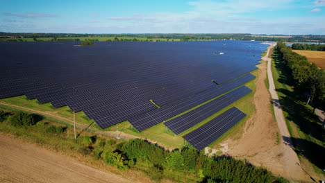 Toma-Aérea-Sobre-Los-Paneles-Solares-Campo-Agrícola-De-Energía-Renovable-Verde