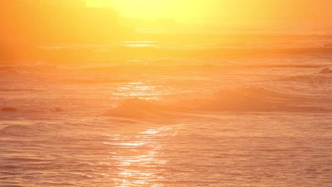 Estoril-Aéreo-Y-Hermoso-Amanecer-O-Atardecer-En-El-Mar-Con-Algunas-Olas-Rompiendo-En-La-Orilla