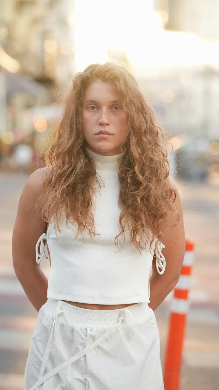 joven en la calle de la ciudad