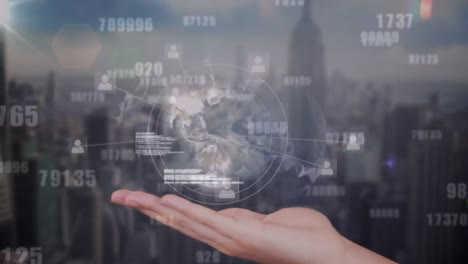 mundo de la red de conexiones sobre la mano contra el procesamiento de datos en el paisaje urbano