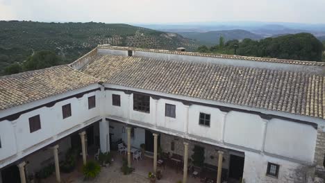 vista aérea de una casa de campo tradicional española rodeada de olivos