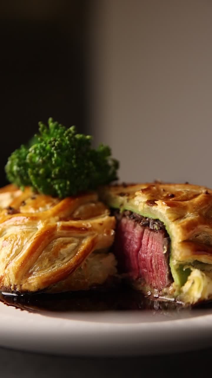 Squisito Beef Wellington con pasta dorata e broccoli