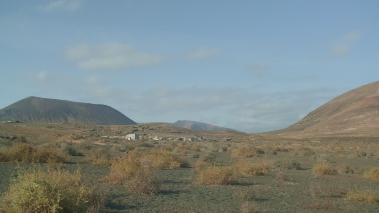 la belleza de la naturaleza: el terreno volcánico de lanzarote y las carreteras abiertas