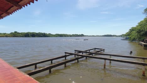 Gefliester-Strandpavillon-An-Der-Tropischen-Küste-Von-Honduras,-Mittelamerika