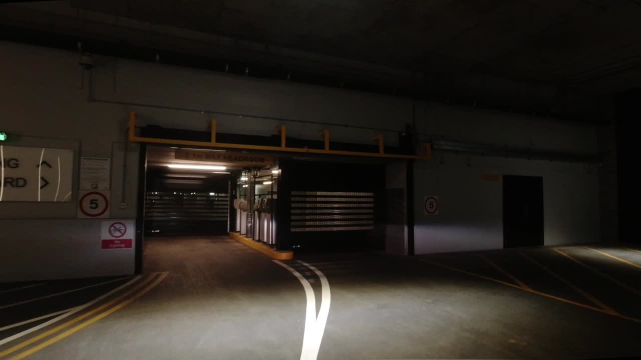 지하 주차장으로 진입하는 자동차의 pov