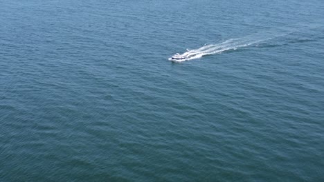 Boat-moving-fast-in-the-ocean-waters