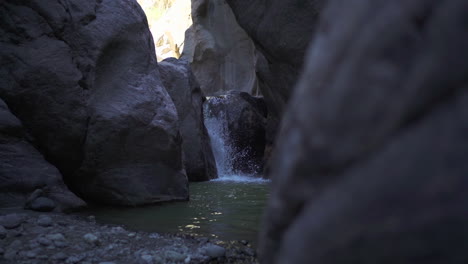 Mirando-La-Cascada-A-Lo-Largo-Del-Acantilado-En-Primer-Plano