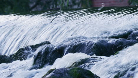 Wasser-Fließt-In-Stromschnellen,-Nahaufnahme