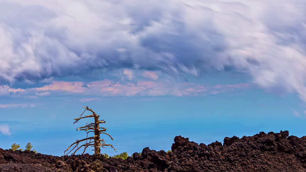퇴적물 이 있는 건조 한 땅 위 에 있는 구름 의 난기류 를 보여 주는 타임  ⁇ 스  ⁇
