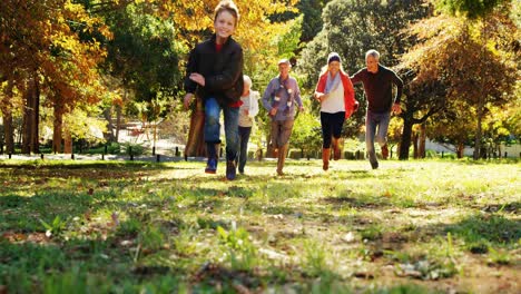 familia corriendo al aire libre