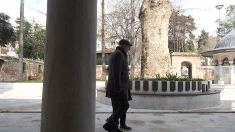 Walking-coutyard-mosque