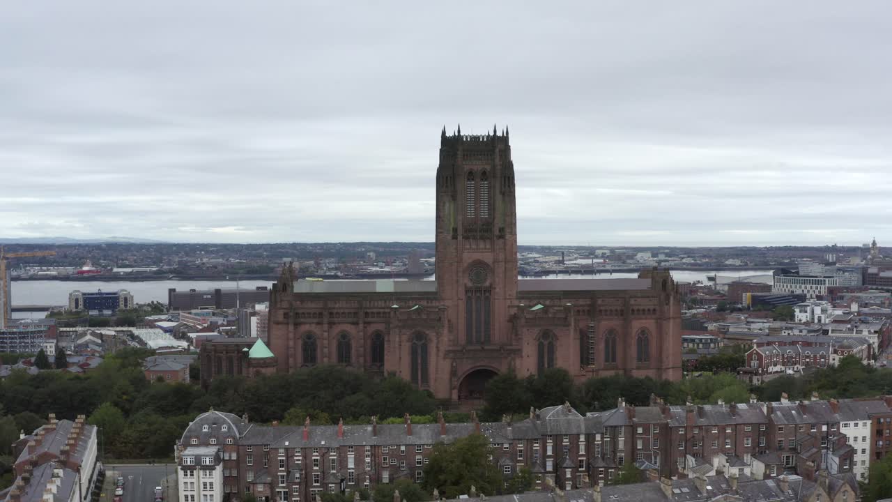disparo de dron alejándose de la catedral de liverpool