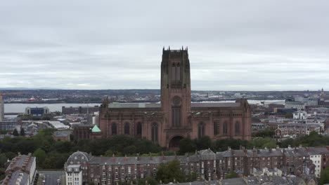 Drohnenschuss-Zieht-Sich-Aus-Der-Kathedrale-Von-Liverpool