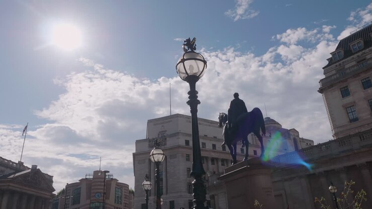 Il retro della statua del Duca di Wellington presso la Banca d'Inghilterra a Londra in una giornata di sole